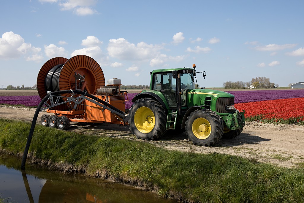 Moderne Tractor john deerne 7530 landbouw veeteelt industrie vee polder agrarisch agricultuur milieu klimaat stikstof co2 bio ecologisch biologisch natura2000 planetproof natura 2000 veehouderij